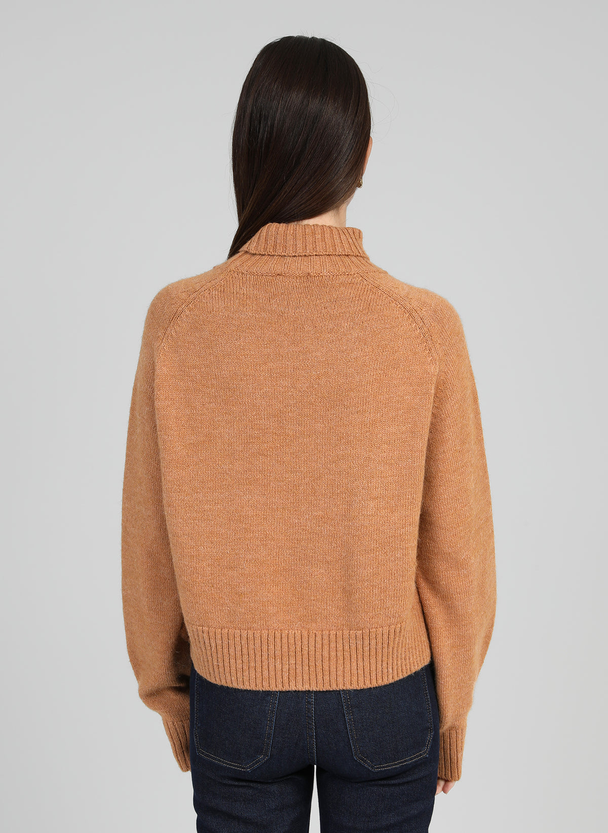 Jersey de cuello alto de tejido suave. Detalle de cordón en frontal.
Composición: 60% acrítico, 30% poliamida, 5% polyester y 5% Alpaca.
Se recomienda lavar a mano o en lavadora hasta 30º. No usar lejía, planchar suavemente del revés hasta 110º y no usar secadora.