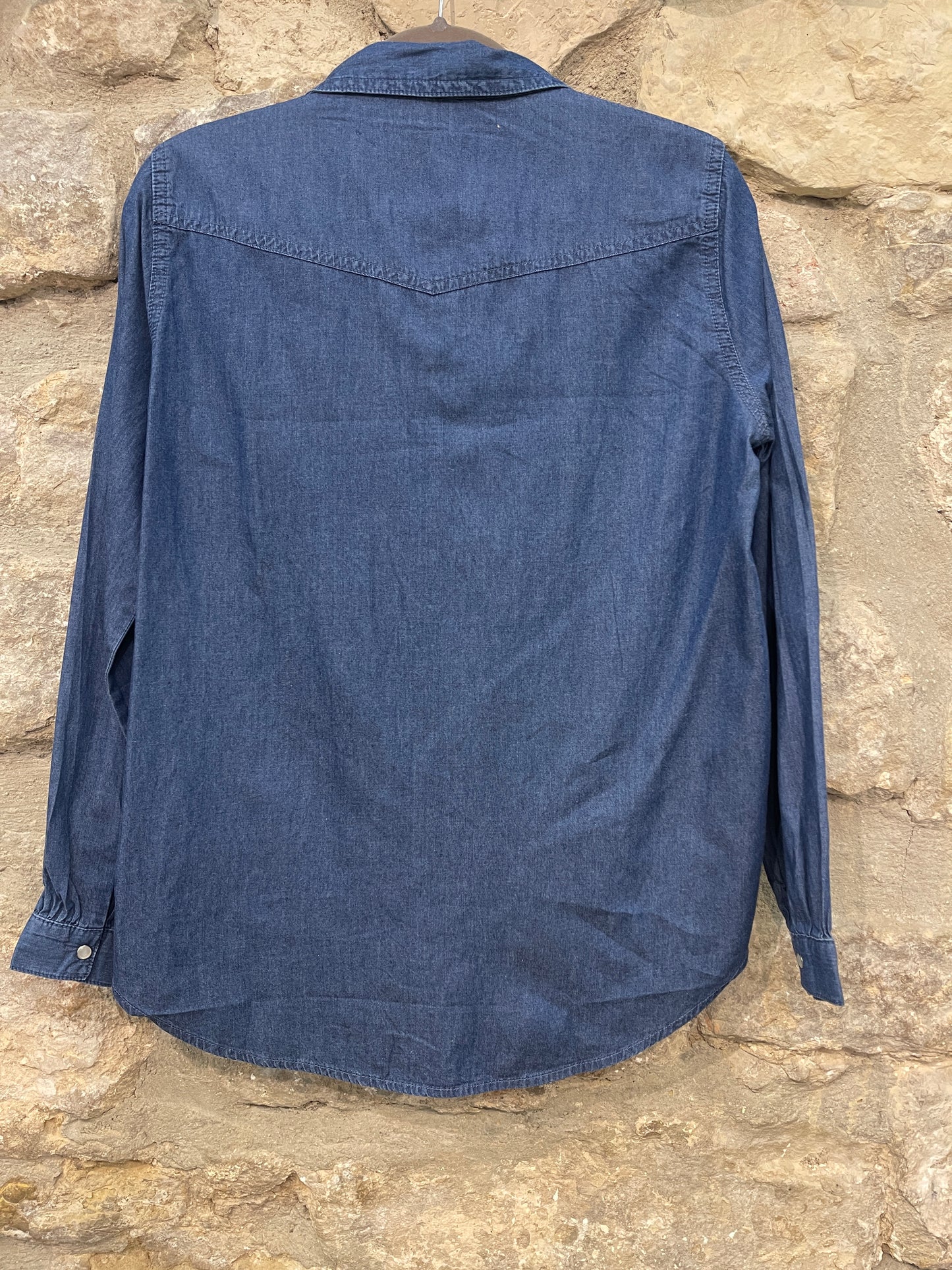 Camisa Vaquera con cierre corchete botón en nácar.