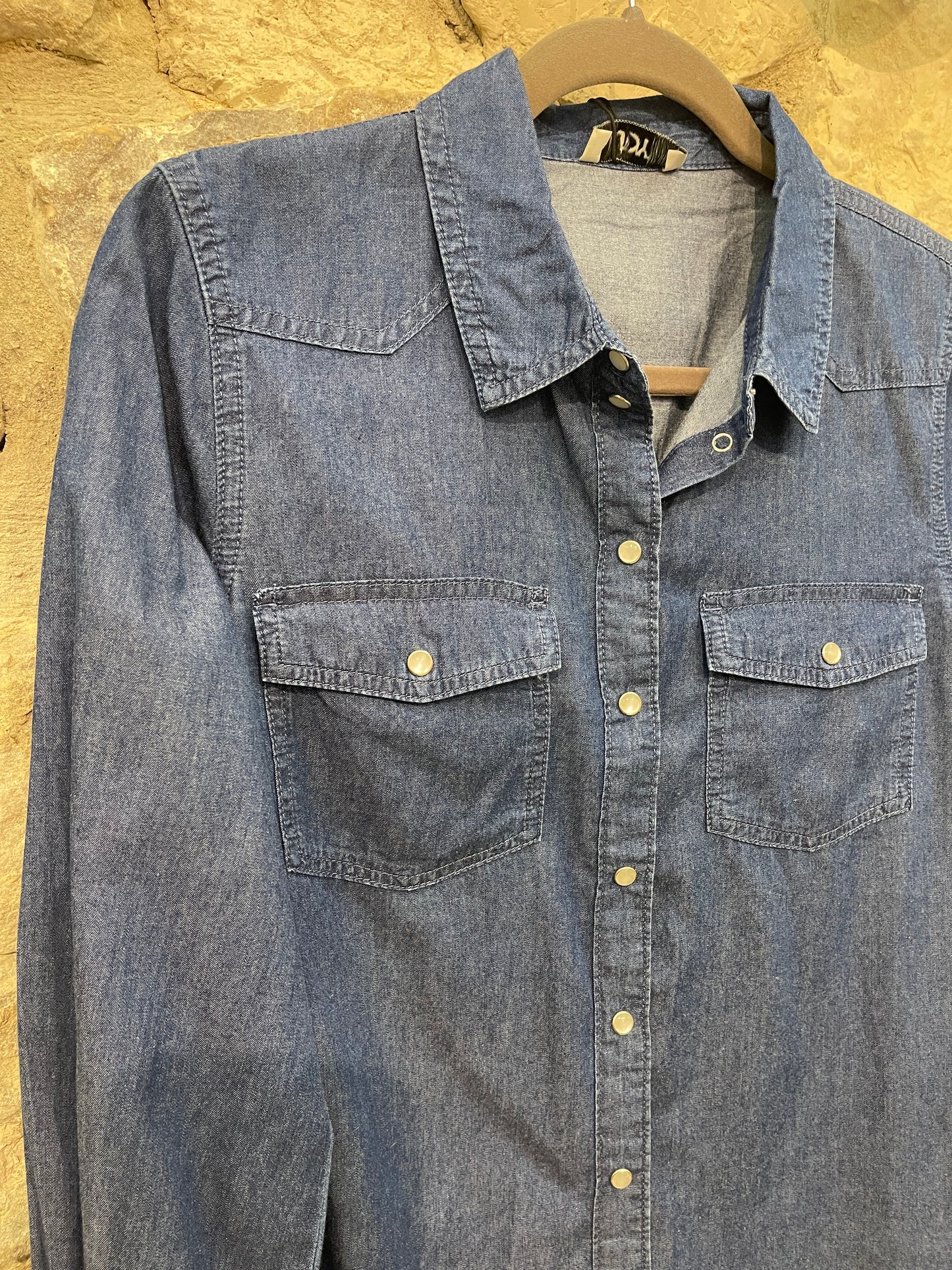 Camisa Vaquera JDY con cierre corchete botón en nácar.