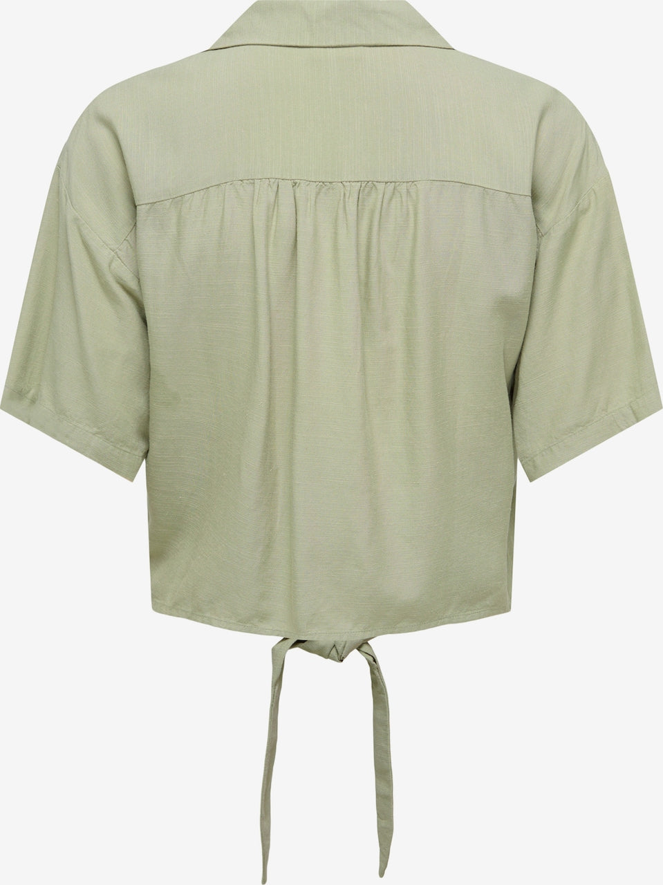 Camisa de manga corta y cuello de solapa, con lazo en cintura.
Composición: 90% Viscosa y 10% Lino.
Se recomienda lavar a mano o en lavadora hasta 30º. No usar lejía, planchar suavemente del revés hasta 110º y no usar secadora.