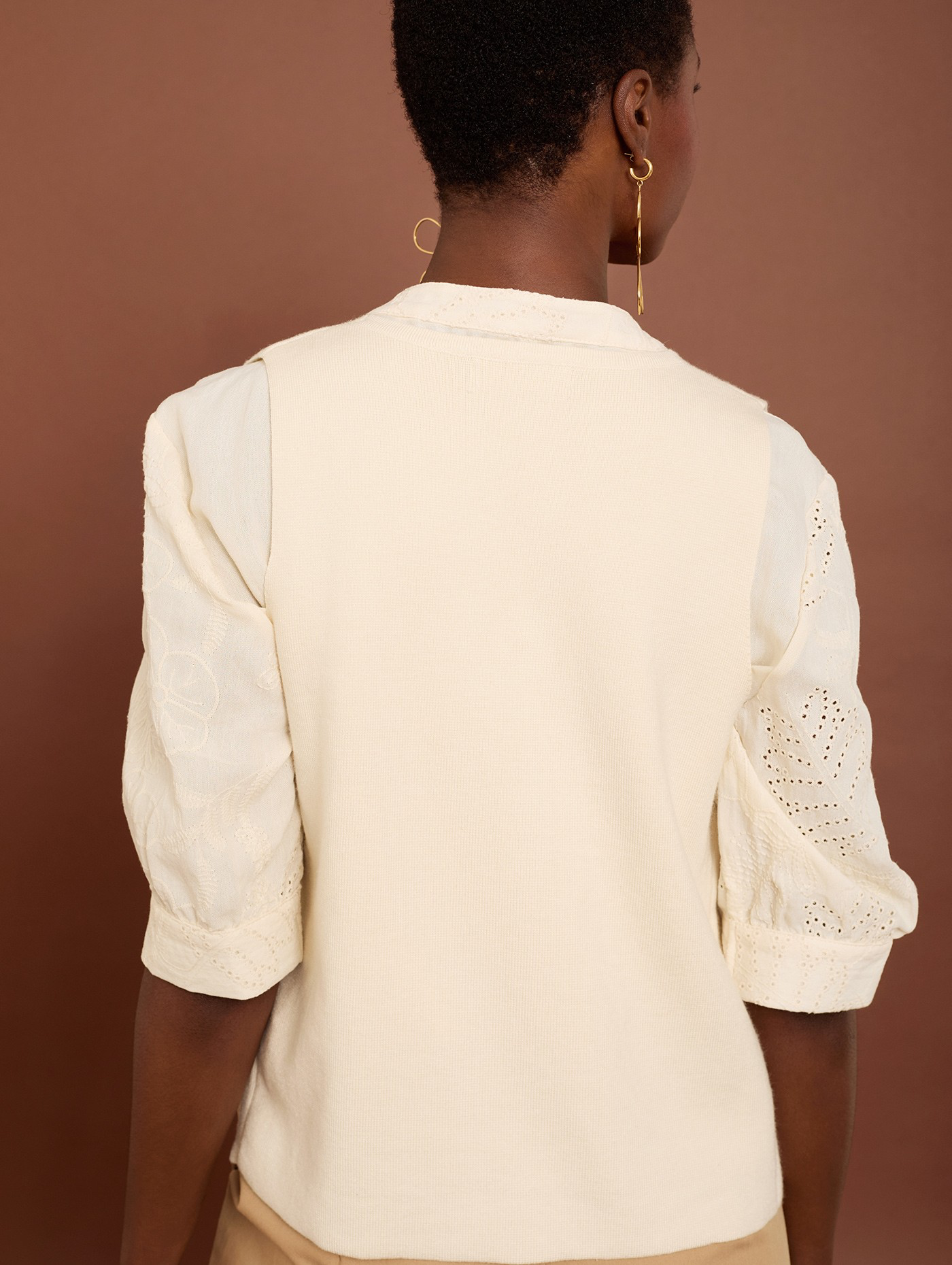 Chaleco en punto de viscosa, estrellas bordadas en lurex y botones forrados.
Composición: 45% Viscosa, 28% Poliamida y 27% Poliéster.
Se recomienda lavar a mano o en lavadora hasta 30º. No usar lejía, planchar suavemente del revés hasta 110º y no usar secadora.