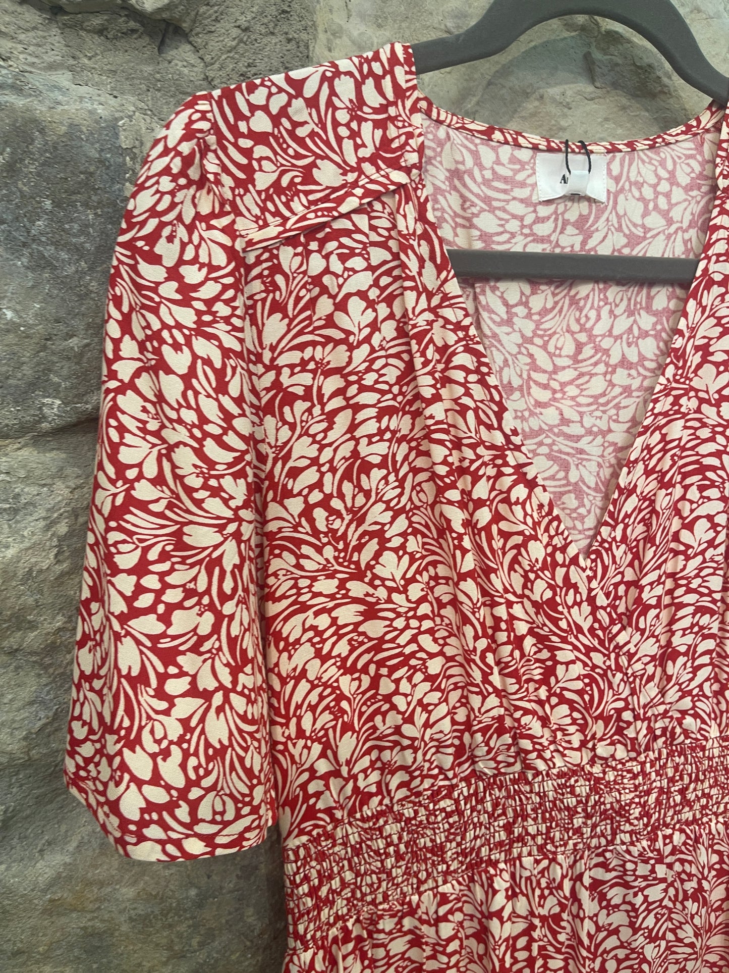 Vestido corto con goma en cintura y mangas.
Composición: 10% Viscosa.
Se recomienda lavar a mano o en lavadora hasta 30º. No usar lejía, planchar suavemente del revés hasta 110º y no usar secadora.