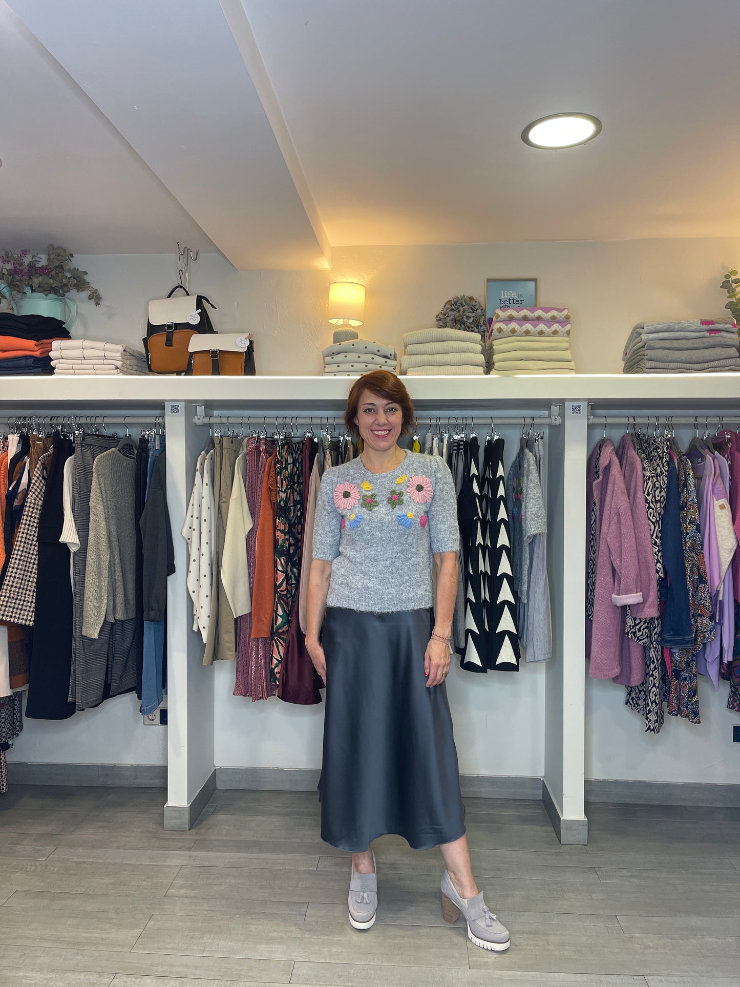 Falda de satén en color liso, Goma en cintura.
Composición: 87% Poliéster y 3% Spandex.
Se recomienda lavar a mano o en lavadora hasta 30º. No usar lejía, planchar suavemente del revés hasta 110º y no usar secadora.