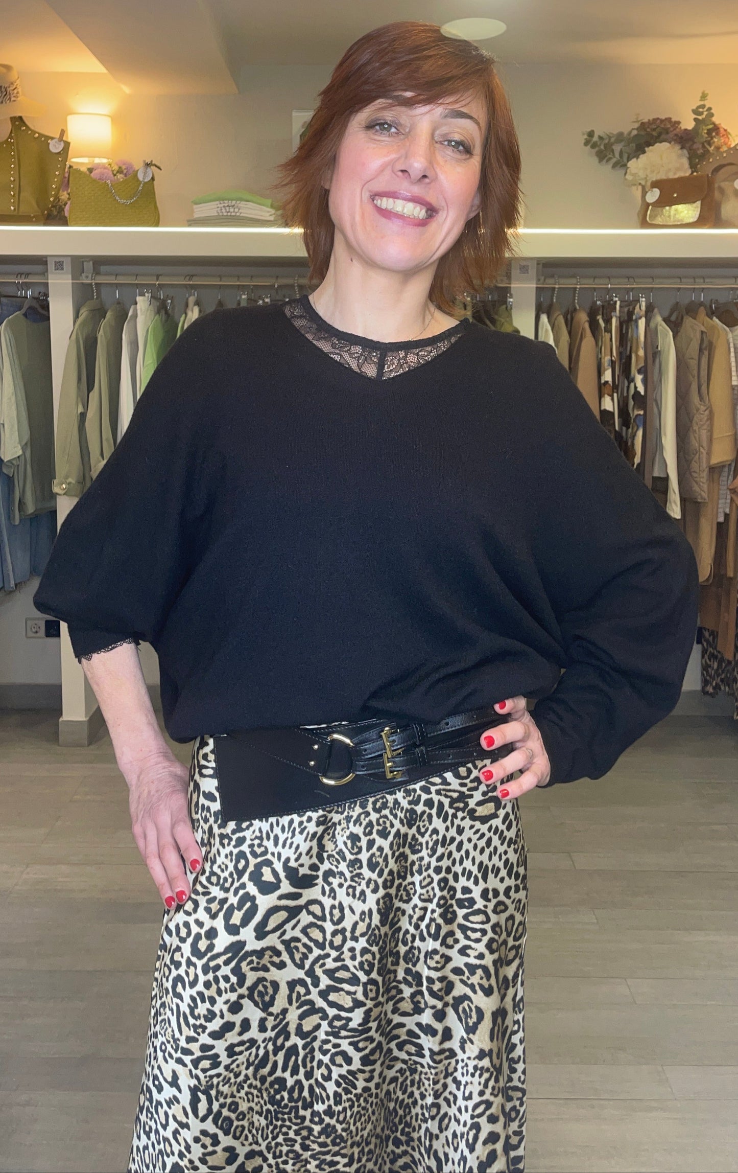 Falda estampada en animal print, tejido tipo seda. Se cierra con cremallera lateral.
Composición: 100% Poliéster.
Se recomienda lavar a mano o en lavadora hasta 30º. No usar lejía, planchar suavemente del revés hasta 110º y no usar secadora.