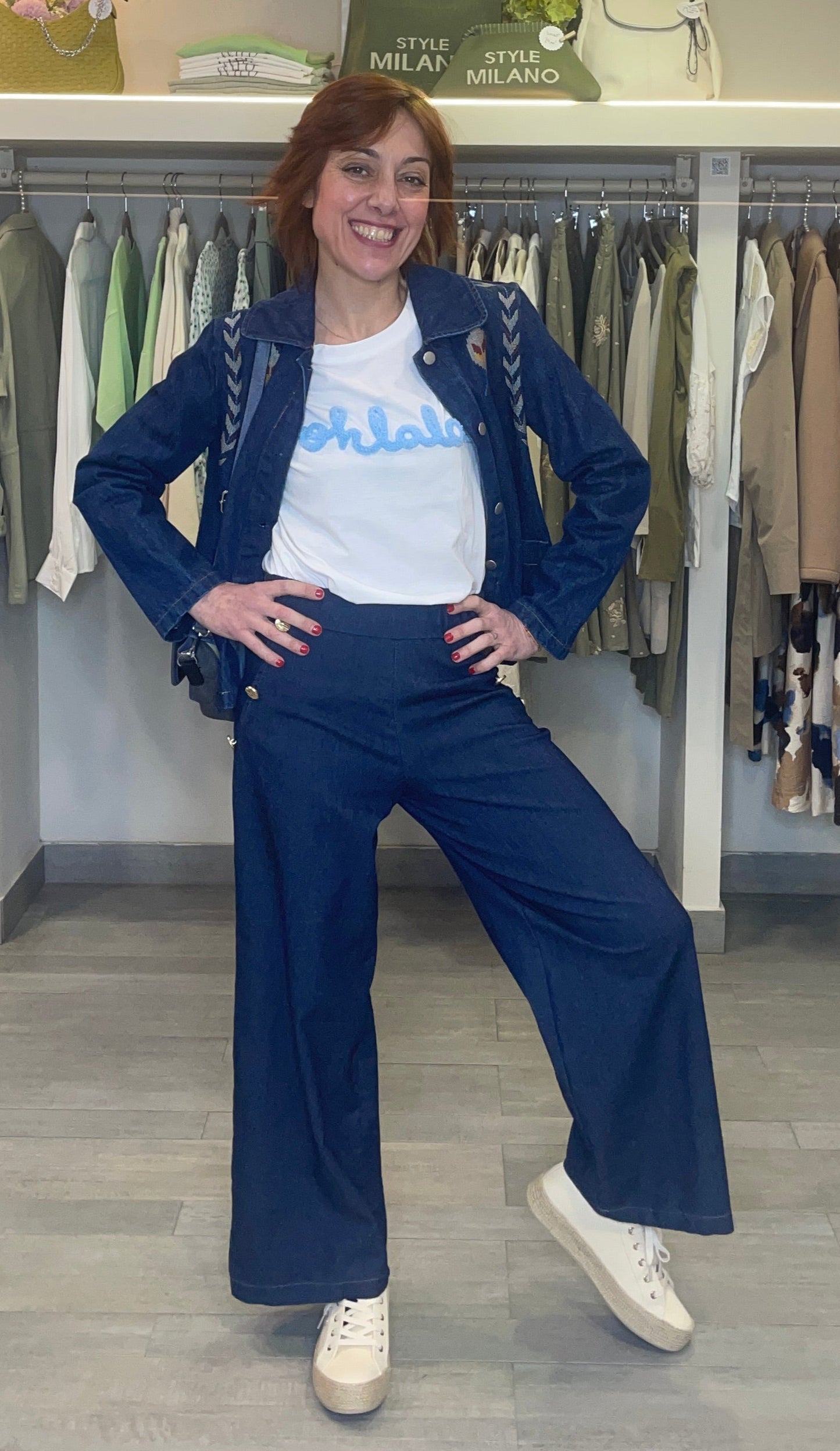 Pantalón vaquero fino con detalle de tres botones en los laterales del bolsillo,
Composición: 100% Algodón.
Se recomienda lavar a mano o en lavadora hasta 30º. No usar lejía, planchar suavemente del revés hasta 110º y no usar secadora.