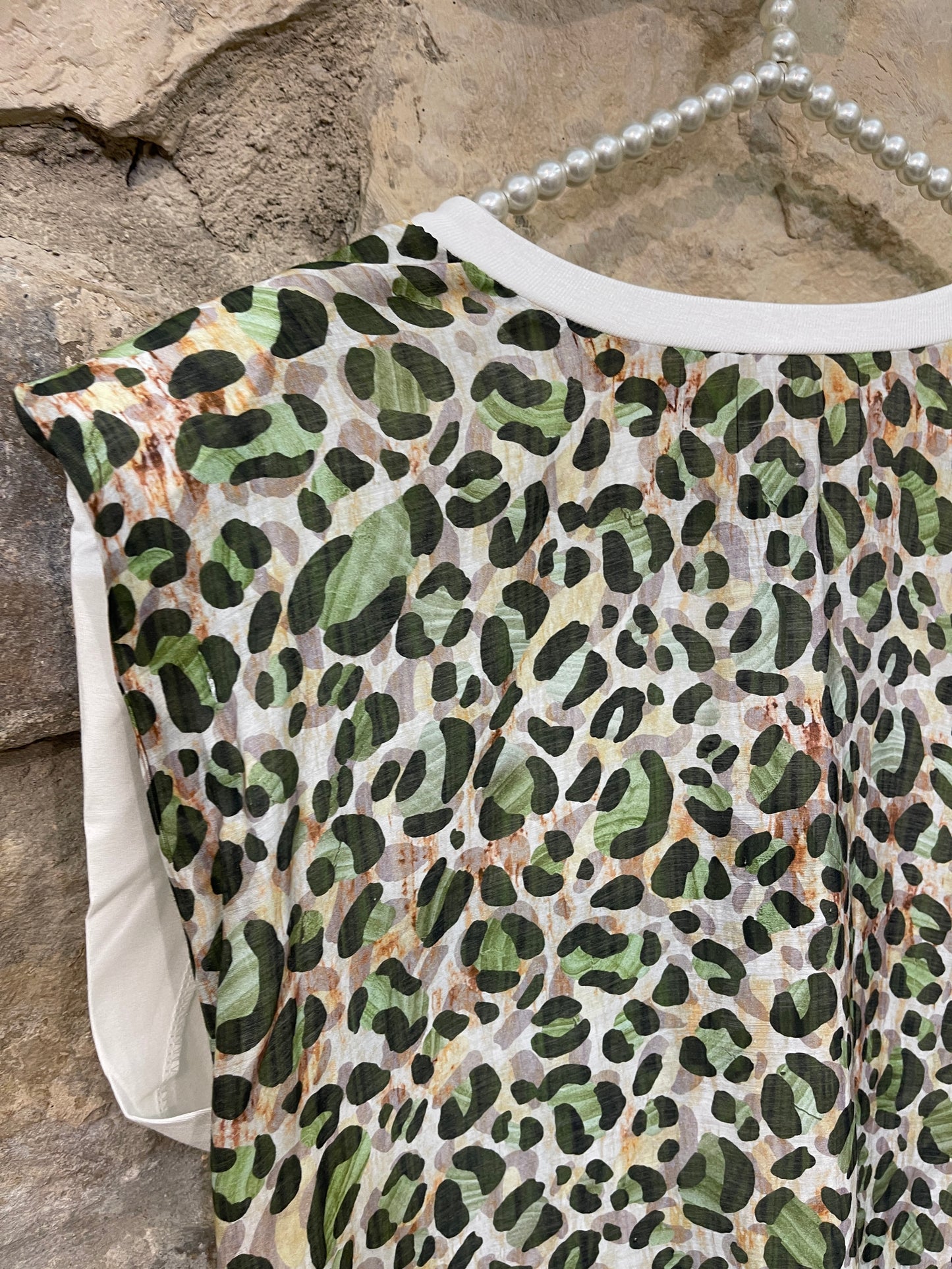 Camiseta de manga corta, estampado animal print, con espalda lisa y hombreras
Composición:: 92% Viscosa y 8% Elastano.
Se recomienda lavar a mano o en lavadora hasta 30º. No usar lejía, planchar suavemente del revés hasta 110º y no usar secadora.