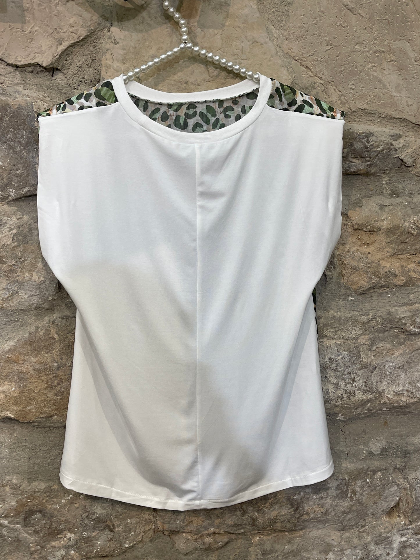 Camiseta de manga corta, estampado animal print, con espalda lisa y hombreras
Composición:: 92% Viscosa y 8% Elastano.
Se recomienda lavar a mano o en lavadora hasta 30º. No usar lejía, planchar suavemente del revés hasta 110º y no usar secadora.