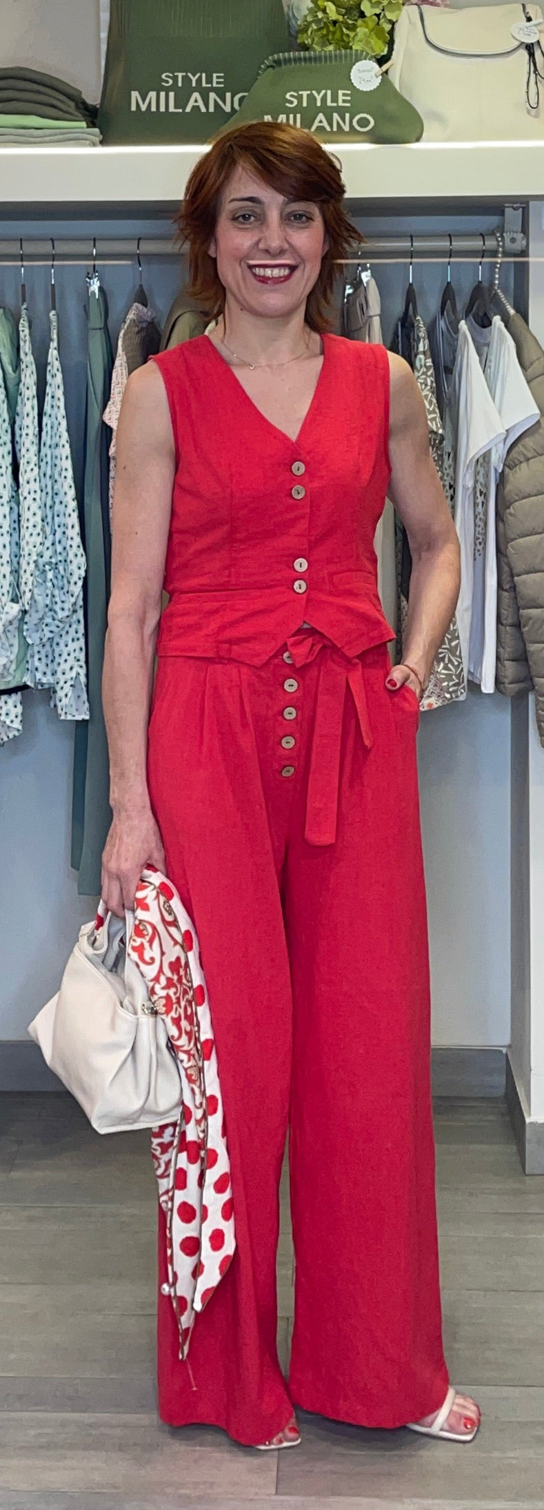 Pantalón largo con bolsillos y cinturón del mismo color.
Composición:: 100% Algodón.
Se recomienda lavar a mano o en lavadora hasta 30º. No usar lejía, planchar suavemente del revés hasta 110º y no usar secadora.