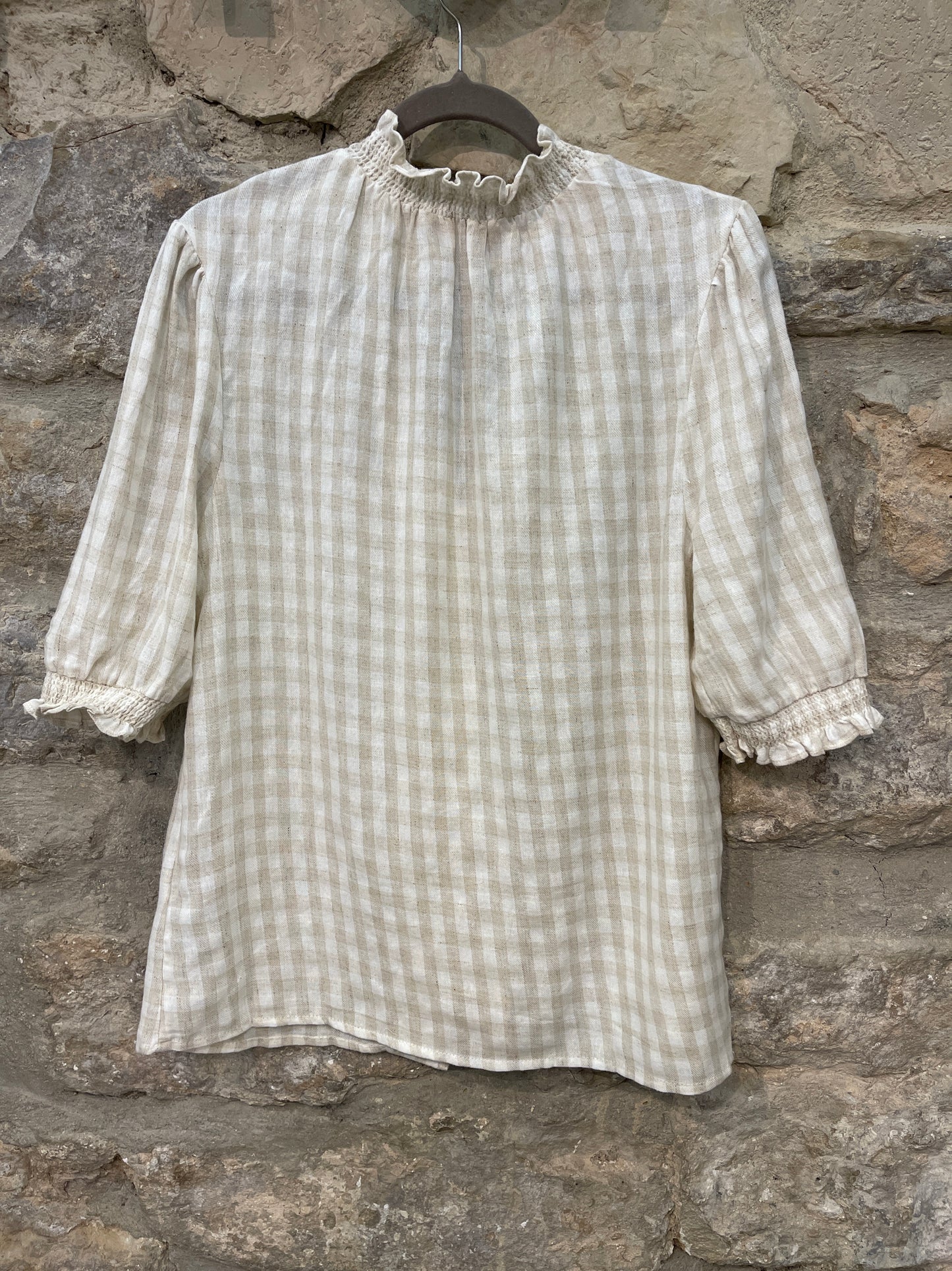 Camisa de manga corta con detalle de goma en mangas y cuello cerrado. tejido vichy monísimo.
Composición: 85% Algodón y 15% Lino.
Se recomienda lavar a mano o en lavadora hasta 30º. No usar lejía, planchar suavemente del revés hasta 110º y no usar secadora.