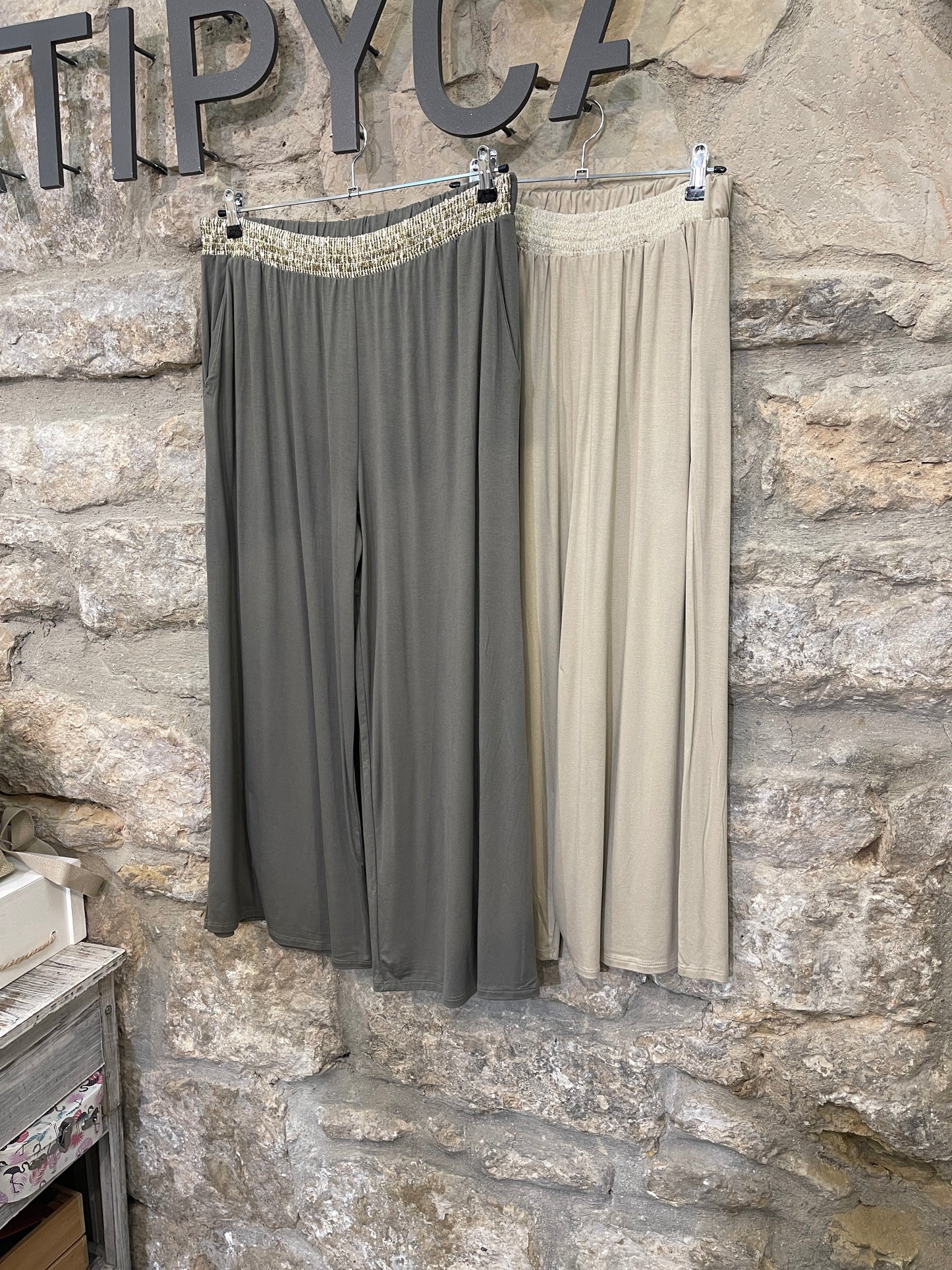 Pantalón fluido con goma dorada en cintura,. Tiene bolsillos.
Composición: 70% Modal y 30%V Poliéster.
Se recomienda lavar a mano o en lavadora hasta 30º. No usar lejía, planchar suavemente del revés hasta 110º y no usar secadora.