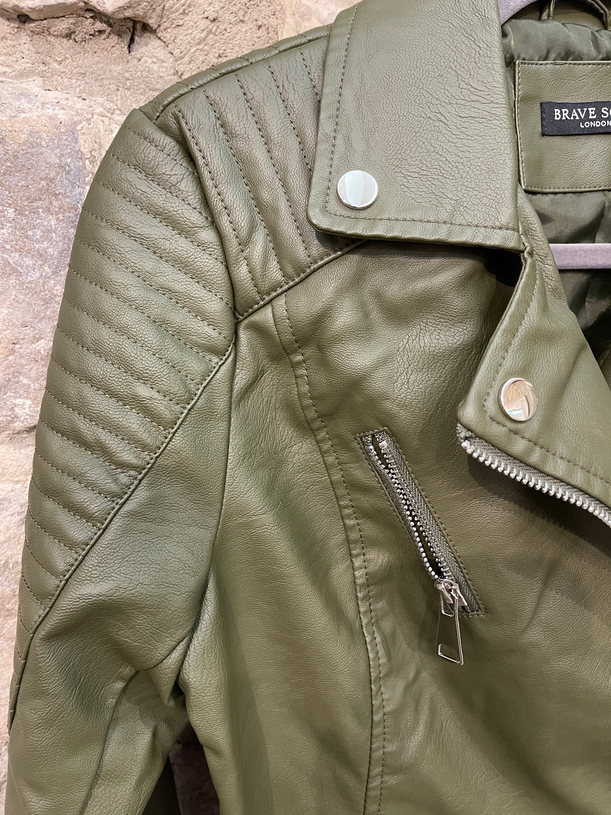 Cazadora polipiel, multicremalleras y bolsillos. Tipo motera.  Composición: 100% Poliuretano.  Se recomienda lavar a mano o en lavadora hasta 30º. No usar lejía, planchar suavemente del revés hasta 110º y no usar secadora.