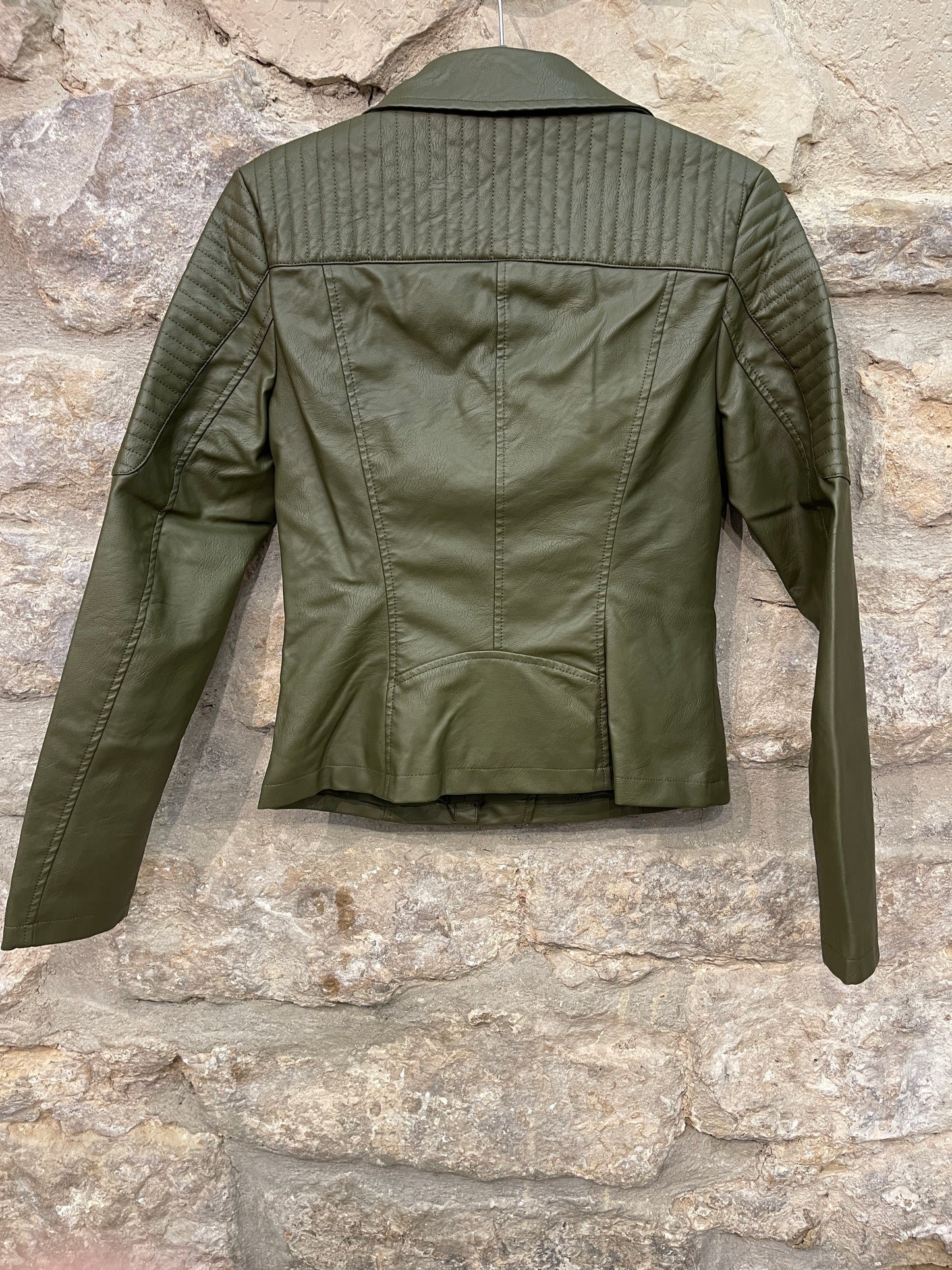 Cazadora polipiel, multicremalleras y bolsillos. Tipo motera.  Composición: 100% Poliuretano.  Se recomienda lavar a mano o en lavadora hasta 30º. No usar lejía, planchar suavemente del revés hasta 110º y no usar secadora.