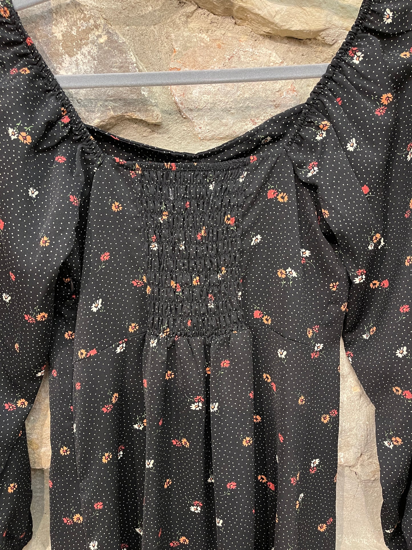 Vestido midi de manga larga. Escote marcado en el pecho y goma en la espalda que estiliza las formas. Se cierra con cremallera en un lateral. Composición: 100% Poliéster. Se recomienda lavar a mano o en lavadora hasta 30º. No usar lejía, planchar suavemente del revés hasta 110º y no usar secadora.