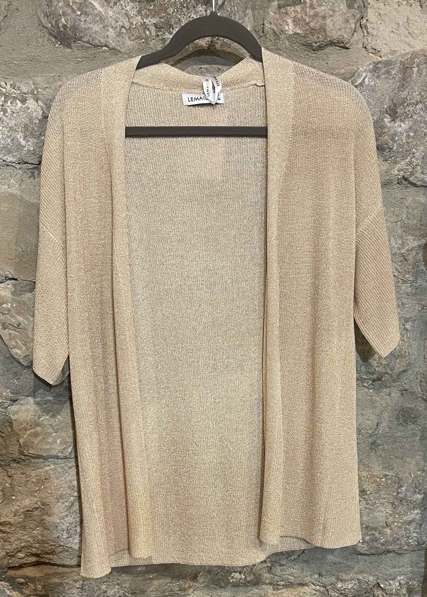 Chaqueta calada con cinturón tipo kimono.
Composición: 58% Viscosa, 24% Nilon y 18% Hilo Metálico.
Se recomienda lavar a mano o en lavadora hasta 30º. No usar lejía, planchar suavemente del revés hasta 110º y no usar secadora.