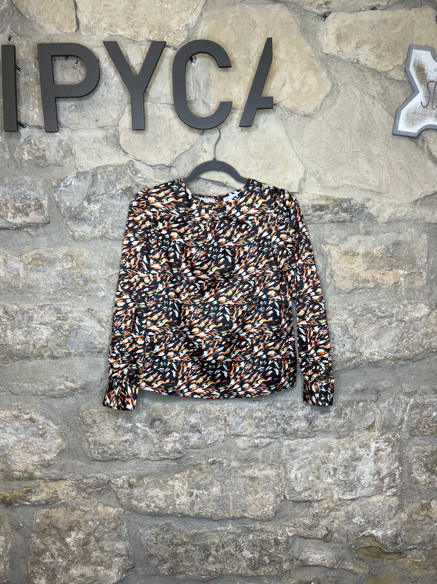 Blusa estampada. Composición: 90% poliéster y 10% lana. Se recomienda lavar a mano o en lavadora hasta 30º. No usar lejía, planchar suavemente del revés hasta 110º y no usar secadora.