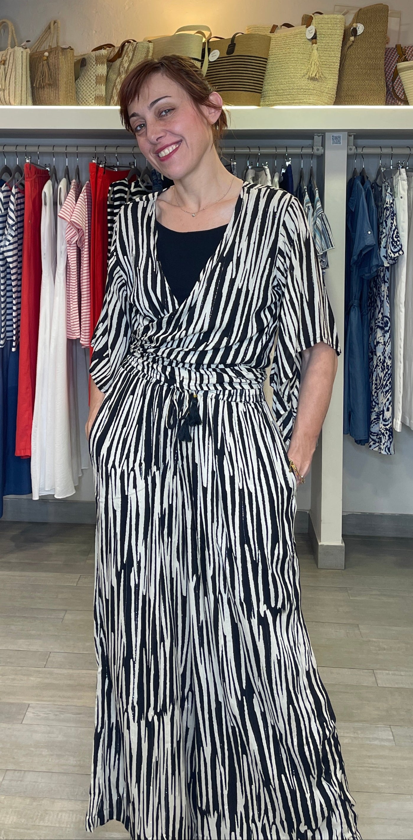 Chaqueta forrada que se ata con un nudo y es ideal para cubrir tus brazos en tus próximos eventos, o para las tardes-noches de verano.
Composición: 100% Rayón.
Se recomienda lavar a mano o en lavadora hasta 30º. No usar lejía, planchar suavemente del revés hasta 110º y no usar secadora.
