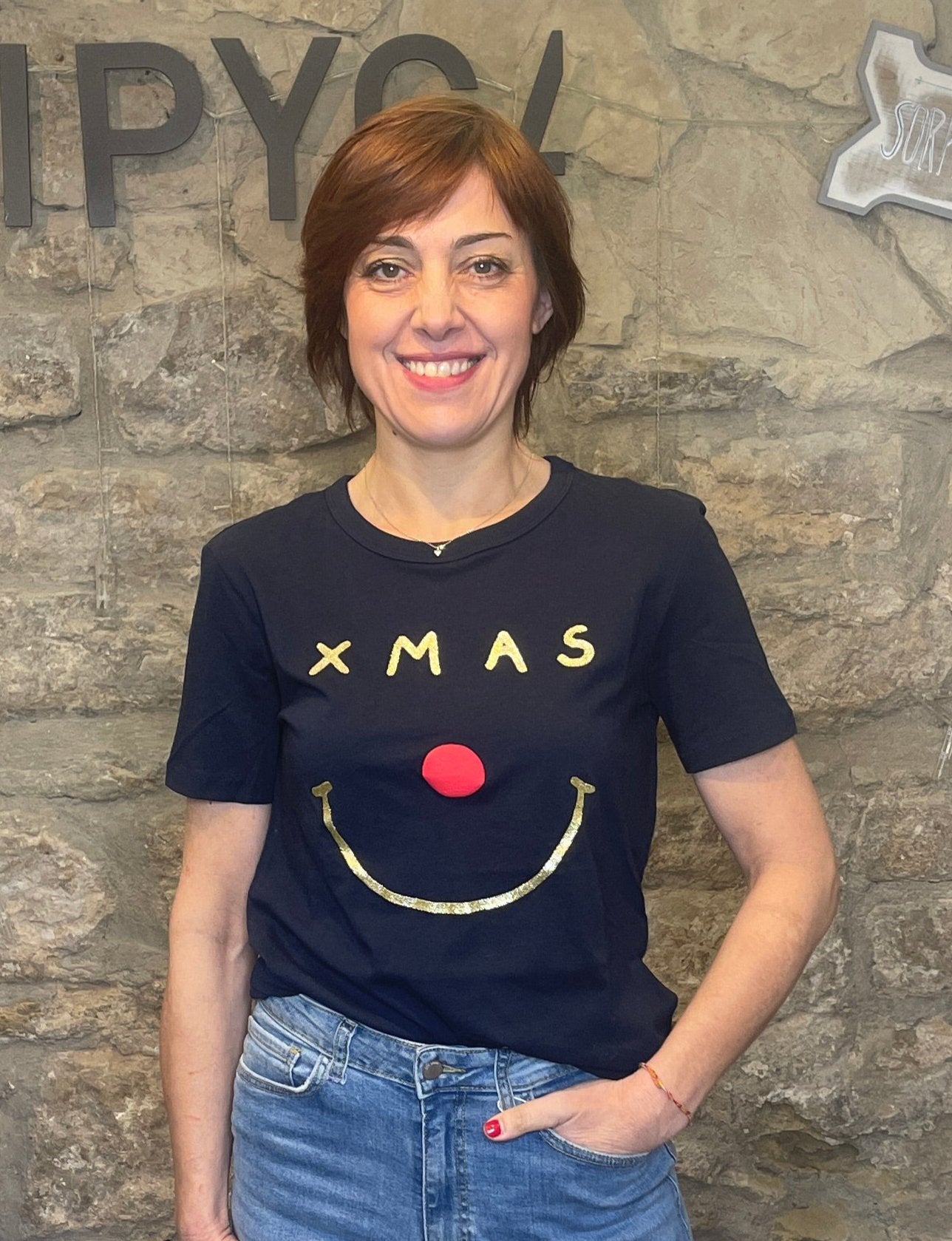 Camiseta de manga corta con motivos navideños.
Composición: 80% Algodón y 20% Algodón reciclado.
Se recomienda lavar a mano o en lavadora hasta 30º. No usar lejía, planchar suavemente del revés hasta 110º y no usar secadora.