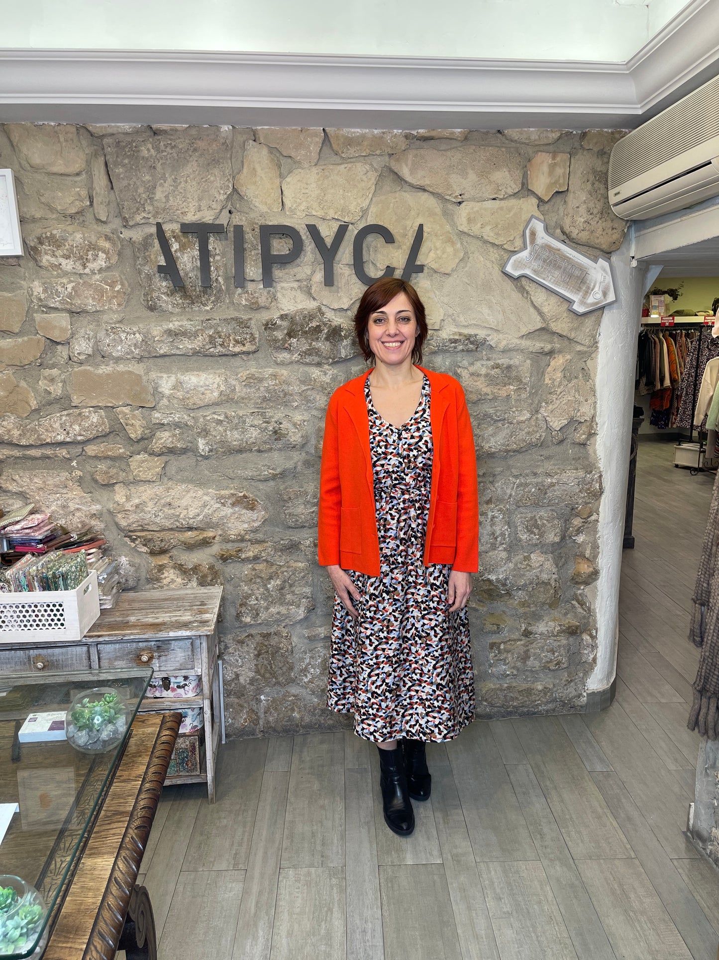 Vestido midi de manga corta. Botones en escote, goma en cintura y cinturón fino.
Composición: 75% Viscosa y 25% Poliamida.
Se recomienda lavar a mano o en lavadora hasta 30º. No usar lejía, planchar suavemente del revés hasta 110º y no usar secadora.