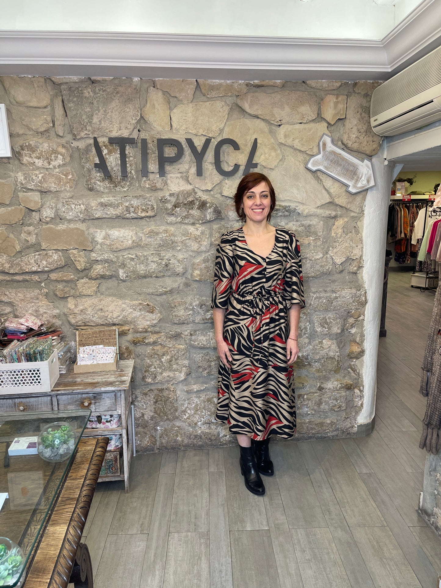 Vestido midi de manga corta. Botones en escote, goma en cintura y cinturón fino.
Composición: 75% Viscosa y 25% Poliamida.
Se recomienda lavar a mano o en lavadora hasta 30º. No usar lejía, planchar suavemente del revés hasta 110º y no usar secadora.