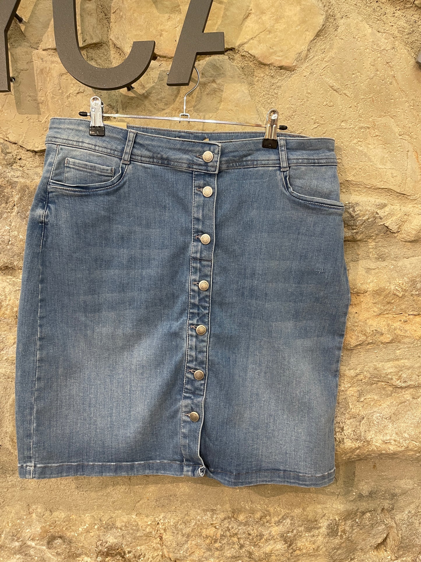 Falda vaquera con botones frontales. Tejido elástico. Composición: 97% Algodón y 3% Elastano. *Los artículos con descuentos o de la zona outlet NO ADMITEN DEVOLUCIONES Y LOS CAMBIOS ESTARÁN SUJETOS DISPONIBILIDAD DEL PRODUCTO. Se recomienda lavar a mano o en lavadora hasta 30º. No usar lejía, planchar suavemente del revés hasta 110º y no usar secadora.