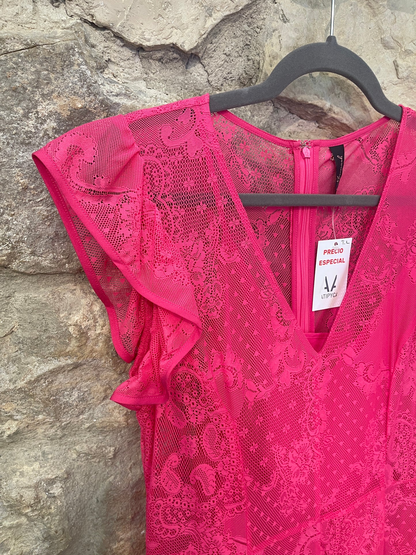 Vestido largo fucsia con forro interior. Ideal para evento. Composición: 100% Poliamida. *Los artículos con descuentos o de la zona outlet NO ADMITEN DEVOLUCIONES Y LOS CAMBIOS ESTARÁN SUJETOS DISPONIBILIDAD DEL PRODUCTO. Se recomienda lavar a mano o en lavadora hasta 30º. No usar lejía, planchar suavemente del revés hasta 110º y no usar secadora.