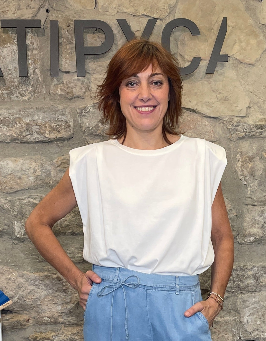 Camiseta de corte amplio y sin mangas, con hombreras.
Composición: 69% Viscosa, 24% Nylon y 7% Elastano.
Se recomienda lavar a mano o en lavadora hasta 30º. No usar lejía, planchar suavemente del revés hasta 110º y no usar secadora.