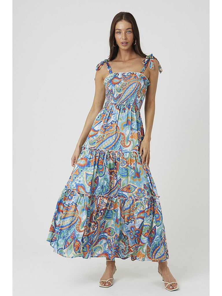 Vestido largo con frunce en el pecho y tirantes con lazada. Detalle de volantes.
Composición: 100% Poliéster.
Se recomienda lavar a mano o en lavadora hasta 30º. No usar lejía, planchar suavemente del revés hasta 110º y no usar secadora.
