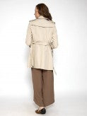 Gabardina de mujer cruzada, con doble botonadura. Cuello con solapas. Tiene cinturón con hebilla a contraste. Tejido liso. Con galones en mangas y bolsillos
Composición: 100% Poliéster.
Se recomienda lavar a mano o en lavadora hasta 30º. No usar lejía, planchar suavemente del revés hasta 110º y no usar secadora.
