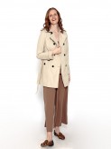 Gabardina de mujer cruzada, con doble botonadura. Cuello con solapas. Tiene cinturón con hebilla a contraste. Tejido liso. Con galones en mangas y bolsillos
Composición: 100% Poliéster.
Se recomienda lavar a mano o en lavadora hasta 30º. No usar lejía, planchar suavemente del revés hasta 110º y no usar secadora.