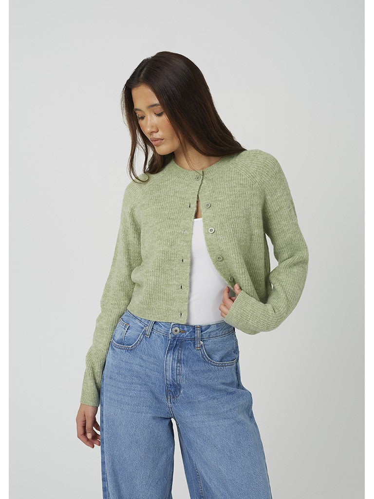 Chaqueta abierta de punto acanalado, cuello caja y cierre mediante botones.
Composición: 73% Acrílico, 25% Poliéster y 2% Elastano.
Se recomienda lavar a mano o en lavadora hasta 30º. No usar lejía, planchar suavemente del revés hasta 110º y no usar secadora.