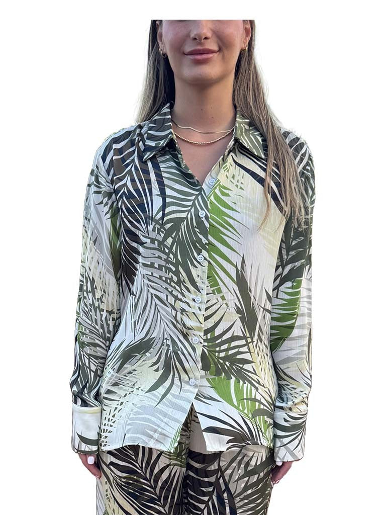 Camisa de mujer estampada y cierre mediante botones. Utilízala como una sobrecamisa.
Composición: 100% Poliéster.
Se recomienda lavar a mano o en lavadora hasta 30º. No usar lejía, planchar suavemente del revés hasta 110º y no usar secadora.