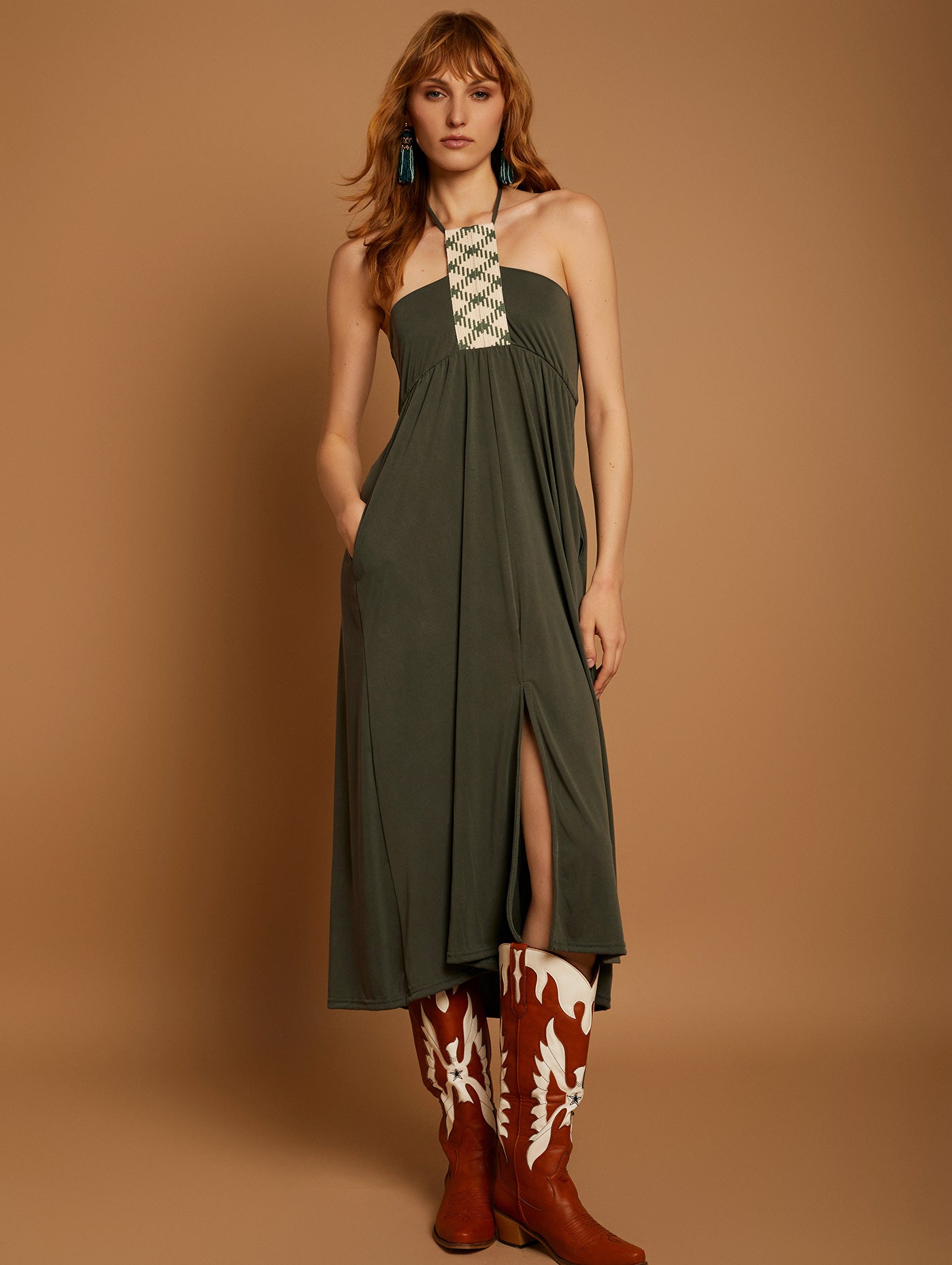 Vestido de tejido increíble con detalle en pecho y bolsillos. Composición: 62% Modal y 38% Poliéster. Se recomienda lavar a mano o en lavadora hasta 30º. No usar lejía, planchar suavemente del revés hasta 110º y no usar secadora.