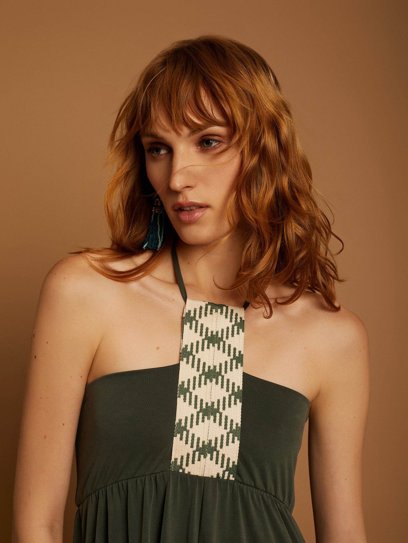 Vestido de tejido increíble con detalle en pecho y bolsillos. Composición: 62% Modal y 38% Poliéster. Se recomienda lavar a mano o en lavadora hasta 30º. No usar lejía, planchar suavemente del revés hasta 110º y no usar secadora.