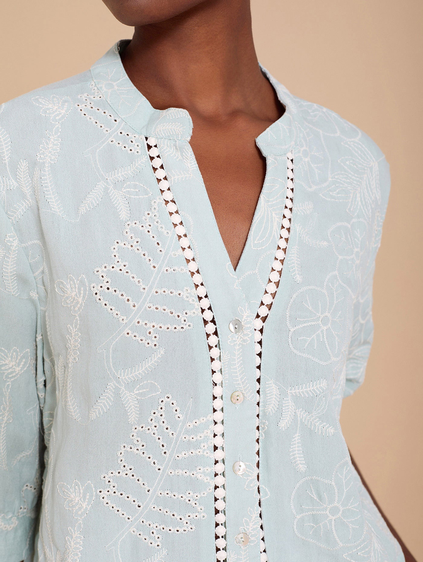 Blusa manga francesa, tejido bordado suizo y entredos.
Composición: 70% Viscosa y 30% Poliéster.
Se recomienda lavar a mano o en lavadora hasta 30º. No usar lejía, planchar suavemente del revés hasta 110º y no usar secadora.