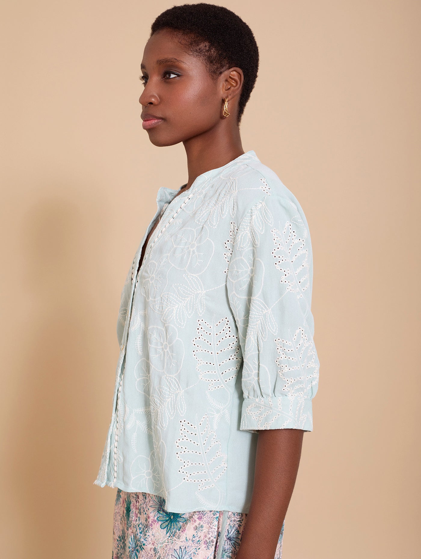 Blusa manga francesa, tejido bordado suizo y entredos.
Composición: 70% Viscosa y 30% Poliéster.
Se recomienda lavar a mano o en lavadora hasta 30º. No usar lejía, planchar suavemente del revés hasta 110º y no usar secadora.