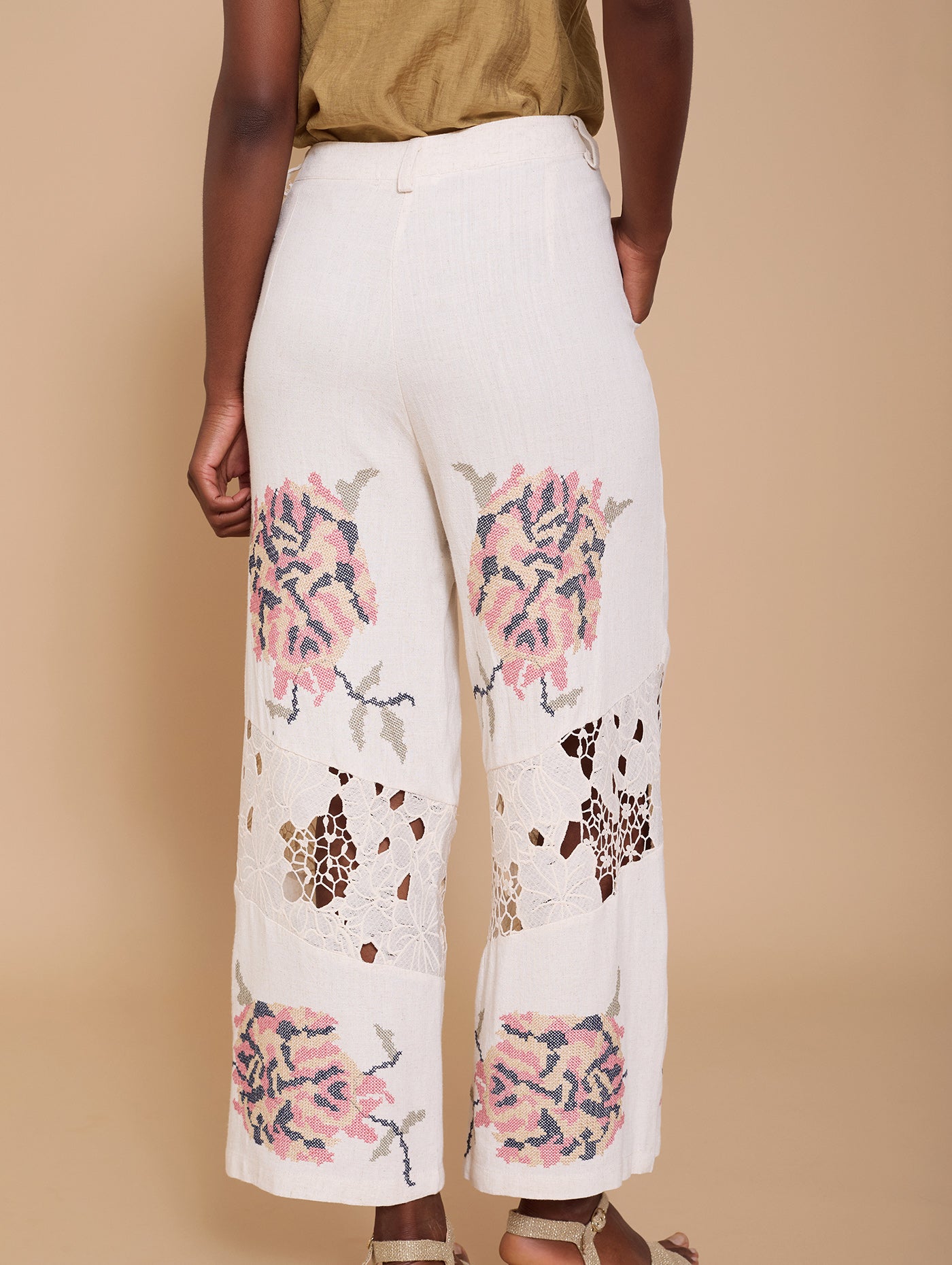 Pantalón bimateria con encaje y bordado floral.
Composición: 70% Viscosa y 30% Lino.
Se recomienda lavar a mano o en lavadora hasta 30º. No usar lejía, planchar suavemente del revés hasta 110º y no usar secadora.