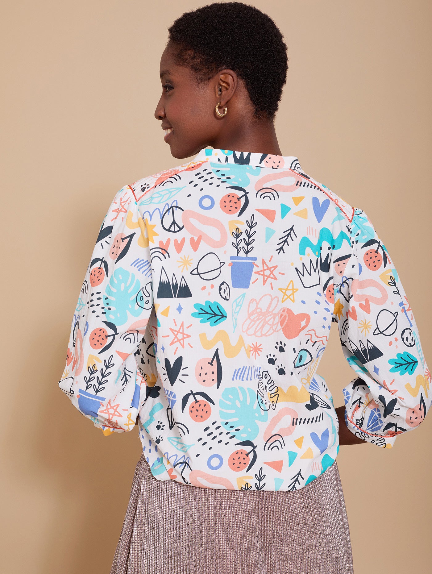 Blusa estampada naif, multicolor, con hombrera que hace contraste.
Composición: 100% Algodón.
Se recomienda lavar a mano o en lavadora hasta 30º. No usar lejía, planchar suavemente del revés hasta 110º y no usar secadora.
