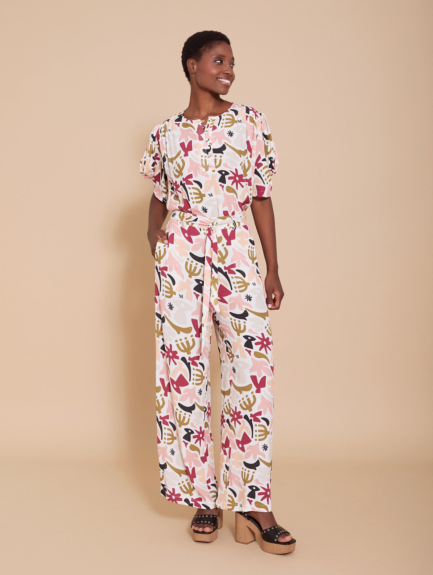 Blusa estampada de textura ligera. Mangas abullonadas y se cierra mediante broches forrados en el pecho, Ideal para un evento y para tu día a día.
Composición: 45% Tencel y 45% Viscosa.
Se recomienda lavar a mano o en lavadora hasta 30º. No usar lejía, planchar suavemente del revés hasta 110º y no usar secadora.