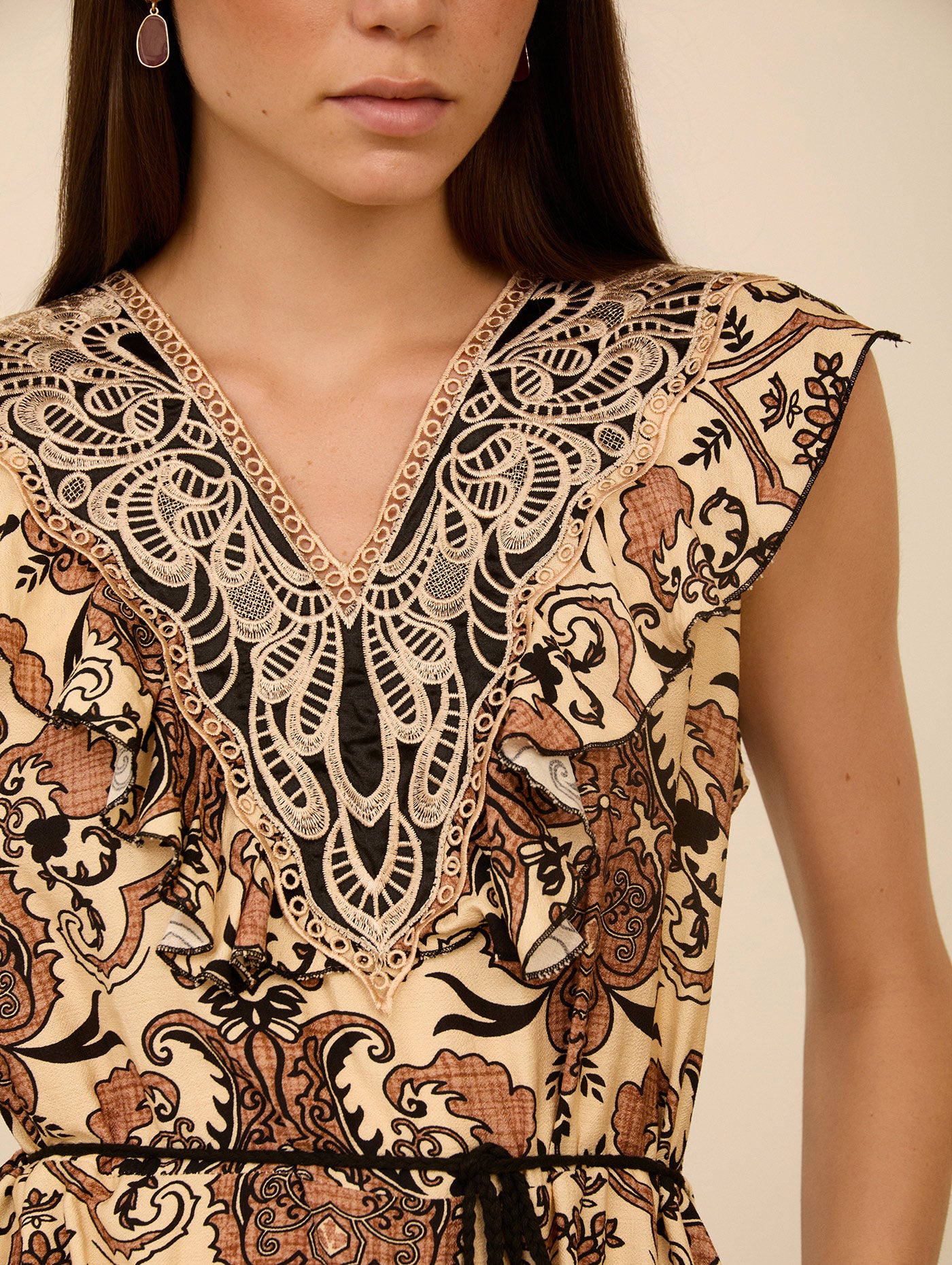 Vestido largo con detalle de volante en pecho, cinturón a juego y bolsillos. Estampado ideal. Utilízalo para un evento especial o para el día a día, jugando con tus complementos.
Composición: 70% Viscosa y 30% Nylon.
Se recomienda lavar a mano o en lavadora hasta 30º. No usar lejía, planchar suavemente del revés hasta 110º y no usar secadora.