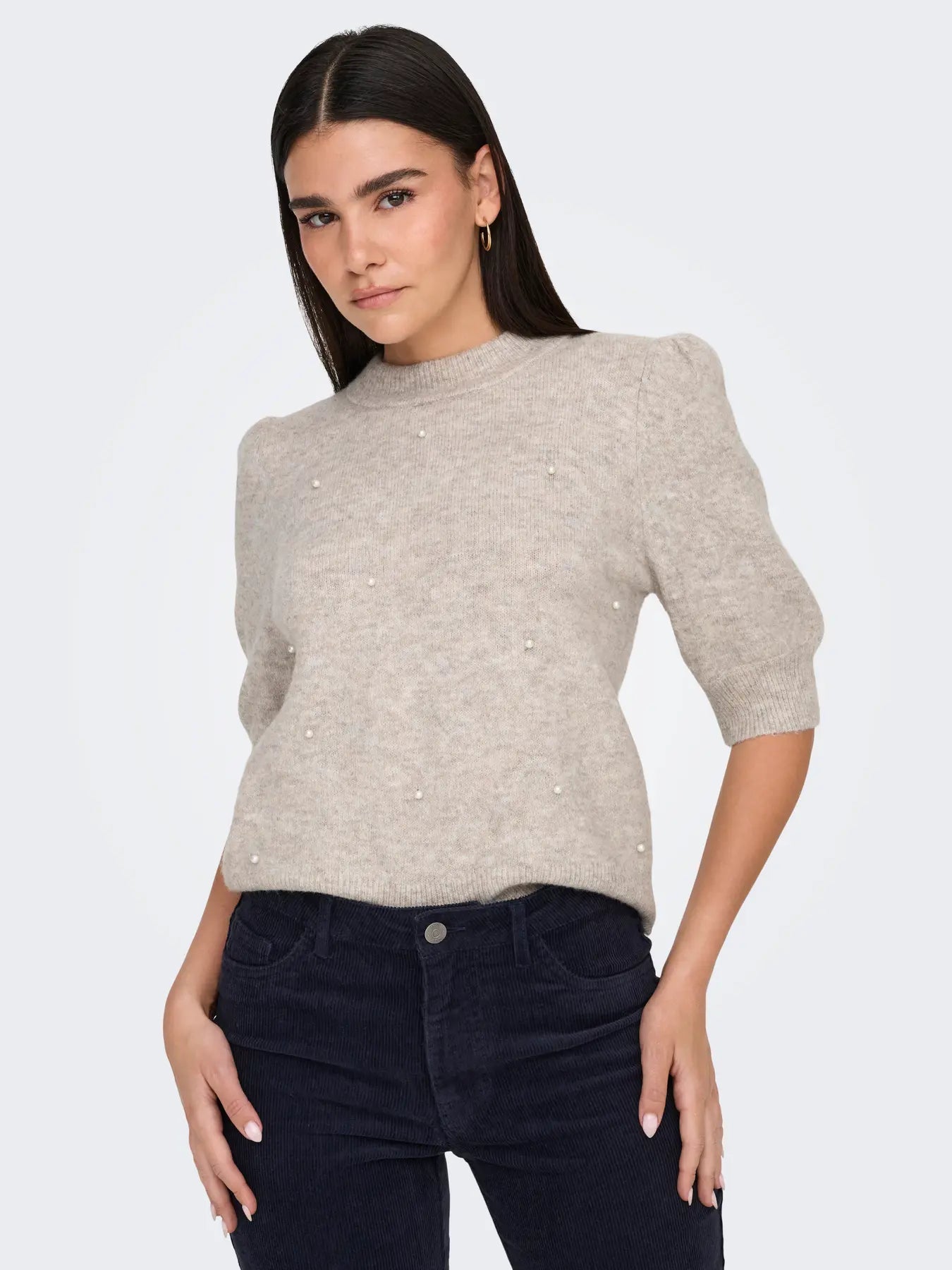 Jersey de punto muy agradable, de manga francesa abullonada. Detalle de perlitas en parte delantera.
Composición: 51% Poliéster, 46% Acrílico y 3% Elastano.
Se recomienda lavar a mano o en lavadora hasta 30º. No usar lejía, planchar suavemente del revés hasta 110º y no usar secadora.