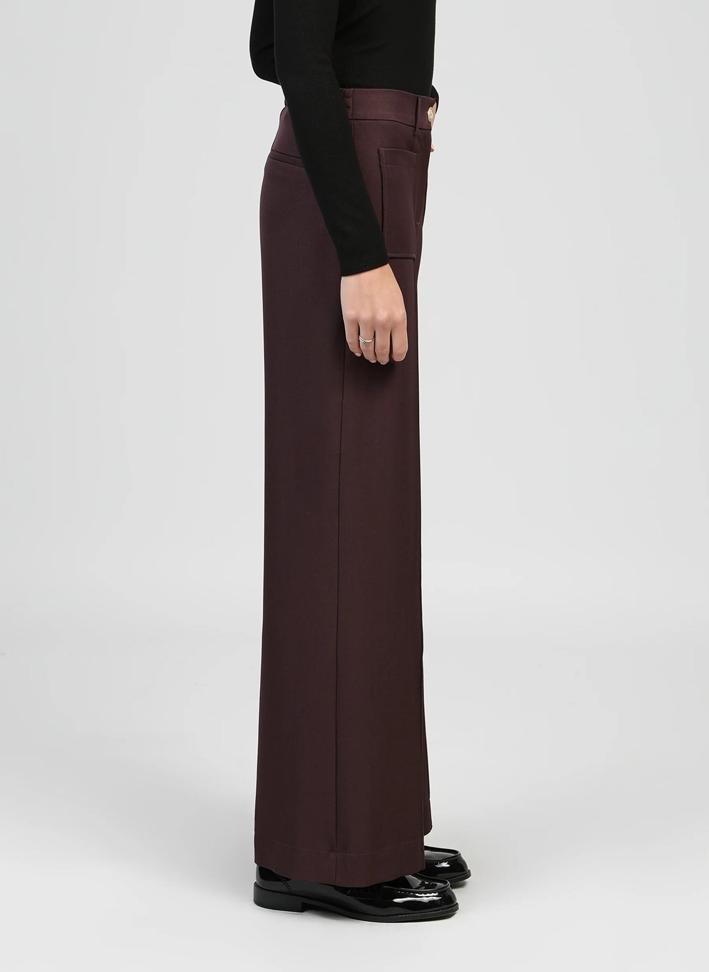 Pantalón recto con detalle de botones en laterales.
Composición: 95% Poliéster y 5% Elastano.
Se recomienda lavar a mano o en lavadora hasta 30º. No usar lejía, planchar suavemente del revés hasta 110º y no usar secadora.