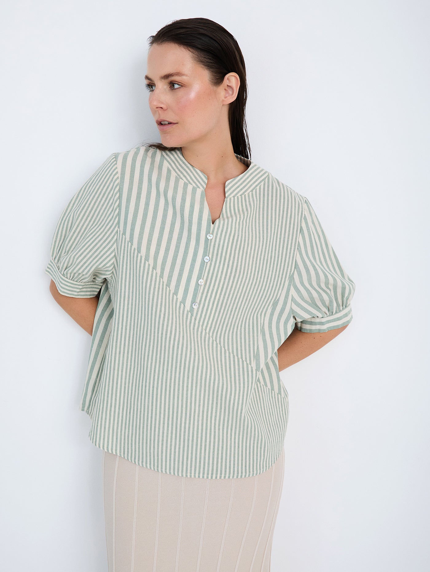 Camisa con tejido rústico a rayas combinadas de diferentes tamaños. Cuello Mao con escote pico y botones. Manga corta abullonada.
Composición: 100% Algodón.
Se recomienda lavar a mano o en lavadora hasta 30º. No usar lejía, planchar suavemente del revés hasta 110º y no usar secadora.