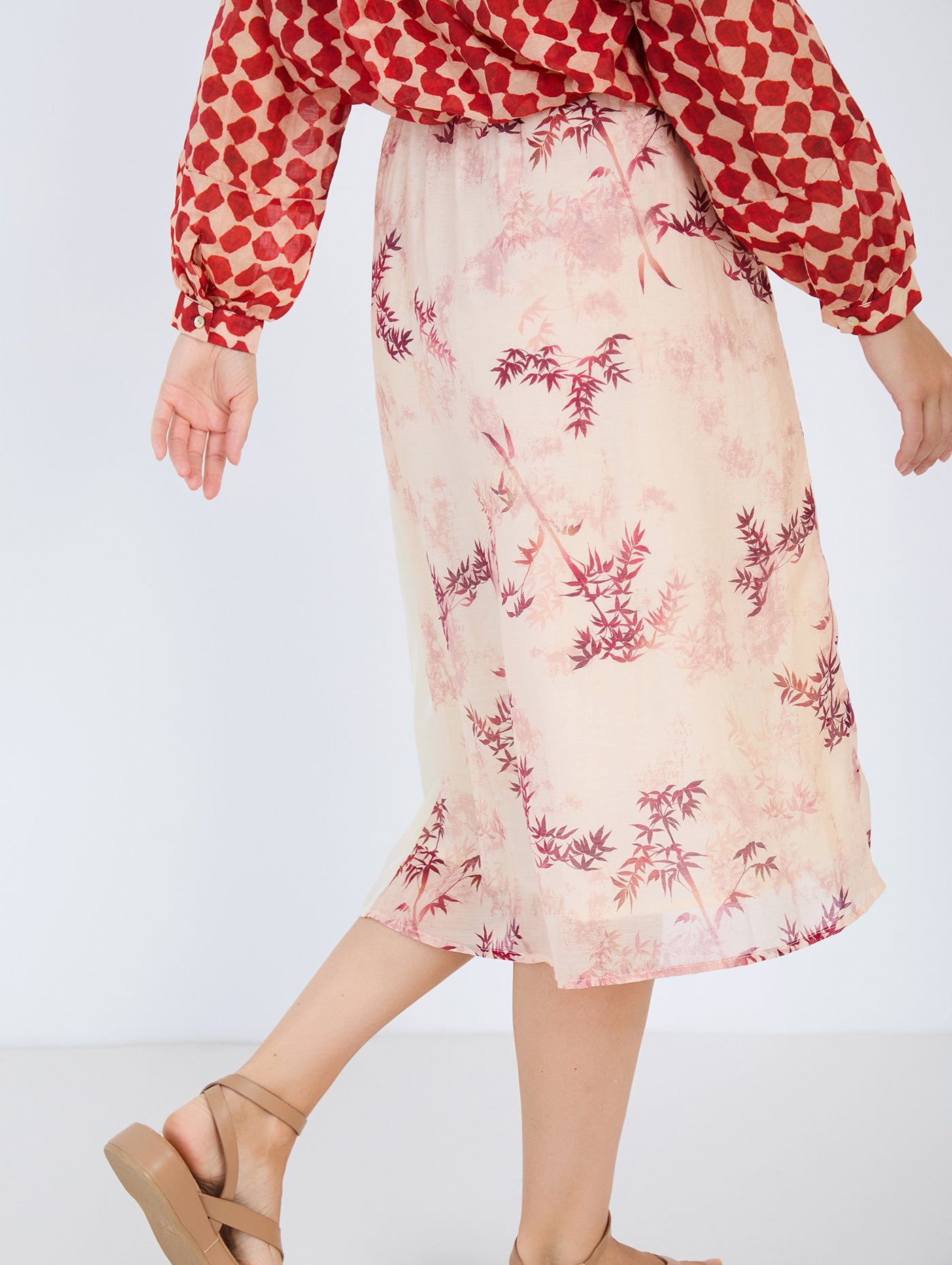 Falda midi en tejido combinado de tencel fluido con diseño tipo patchwork. Combinación de estampados de cuadros y rayas y un tejido liso. Cinturilla elástica y ajustable con lazo. Tiene forro. Dispone de camisa estampada a conjunto, se vende por separado.
Composición: 80% Tencel y 20% Nylon.
Se recomienda lavar a mano o en lavadora hasta 30º. No usar lejía, planchar suavemente del revés hasta 110º y no usar secadora.