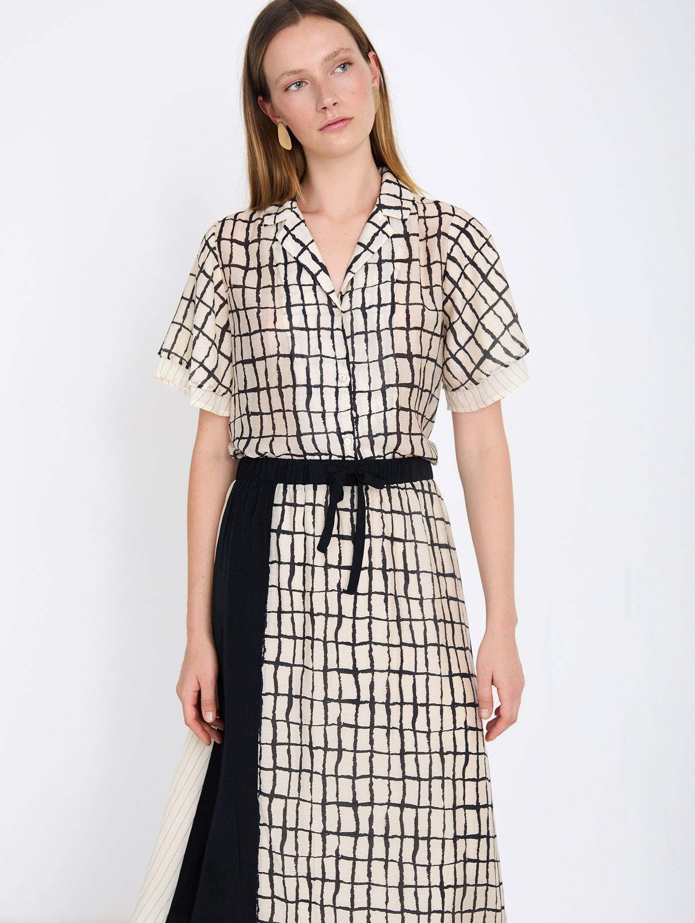 Falda midi en tejido combinado de tencel fluido con diseño tipo patchwork. Combinación de estampados de cuadros y rayas y un tejido liso. Cinturilla elástica y ajustable con lazo. Tiene forro. Dispone de camisa estampada a conjunto, se vende por separado.
Composición: 80% Tencel y 20% Nylon.
Se recomienda lavar a mano o en lavadora hasta 30º. No usar lejía, planchar suavemente del revés hasta 110º y no usar secadora.