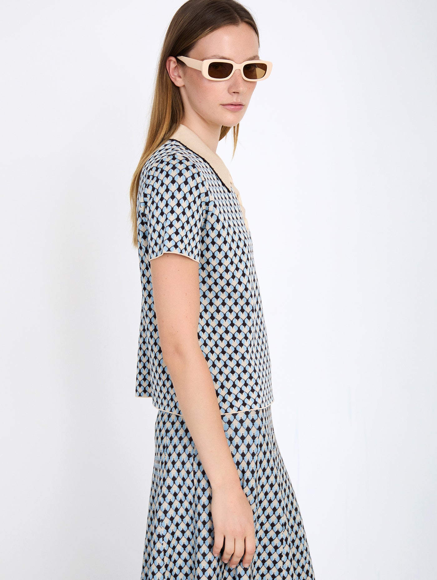 Top de punto con diseño Jacquard geométrico de rombos. Cuello polo a contraste con detalle de pespunte decorativo y cierre de tapeta con botones. Fitting recto. Tiene falda a conjunto, se venden por separado.
Composición: 85% Viscosa y 15% PET.
Se recomienda lavar a mano o en lavadora hasta 30º. No usar lejía, planchar suavemente del revés hasta 110º y no usar secadora.