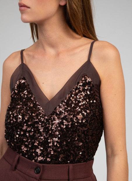 Top de lentejuelas con tira ajustable. Tejido muy cómodo.
Composición: 100% polyester.
Se recomienda lavar a mano o en lavadora hasta 30º. No usar lejía, planchar suavemente del revés hasta 110º y no usar secadora.