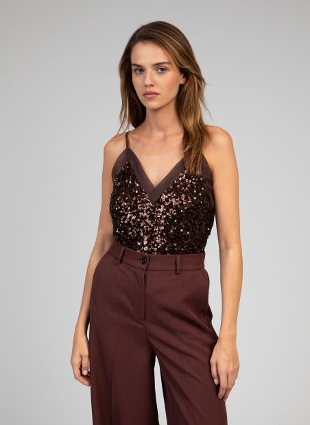 Top de lentejuelas con tira ajustable. Tejido muy cómodo.
Composición: 100% polyester.
Se recomienda lavar a mano o en lavadora hasta 30º. No usar lejía, planchar suavemente del revés hasta 110º y no usar secadora.