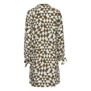 Este vestido camisa presenta un diseño atemporal con su corte recto y su longitud por encima de la rodilla. Su cuello en V y su cierre de botones añaden un toque de feminidad al conjunto. Podrás llevarlo de diferentes maneras: abrochado para un look más formal, o abierto con una camiseta debajo para un estilo más casual.
El vestido camisa mujer b.young Ibine también cuenta con mangas largas, ideales para los días más frescos. Su tejido ligero y fluido te garantiza una comodidad óptima durante todo el día.&