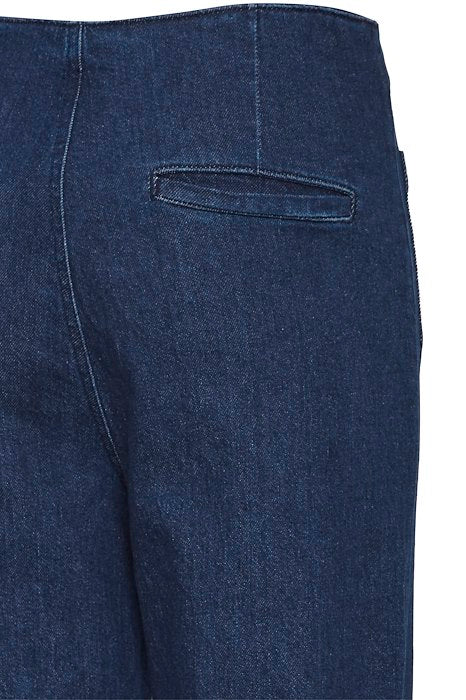 Pantalón vaquero ancho con bolsillos en parte delantera. Composición: 98% Algodón, 2% Elastano. Se recomienda lavar a mano o en lavadora hasta 30º. No usar lejía, planchar suavemente del revés hasta 110º y no usar secadora.