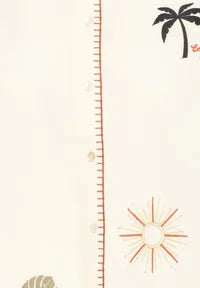 Camisa de manga de manga corta con dibujos bordados y detalle de cenefa en cuello y pecho.
Composición: 100% Algodón.
Se recomienda lavar a mano o en lavadora hasta 30º. No usar lejía, planchar suavemente del revés hasta 110º y no usar secadora.